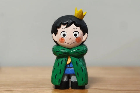 Finished Bojji carving with a small crown and green coat
