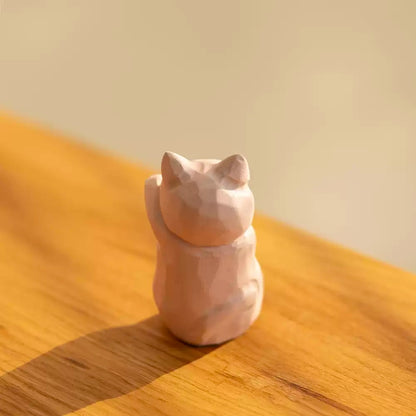 Maneki neko figurine back view