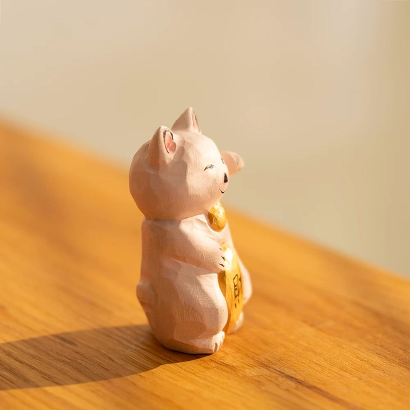 Maneki neko figurine side view with gold bell
