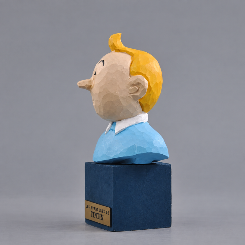 Side view of the Tintin bust and blue display stand with its plaque visible